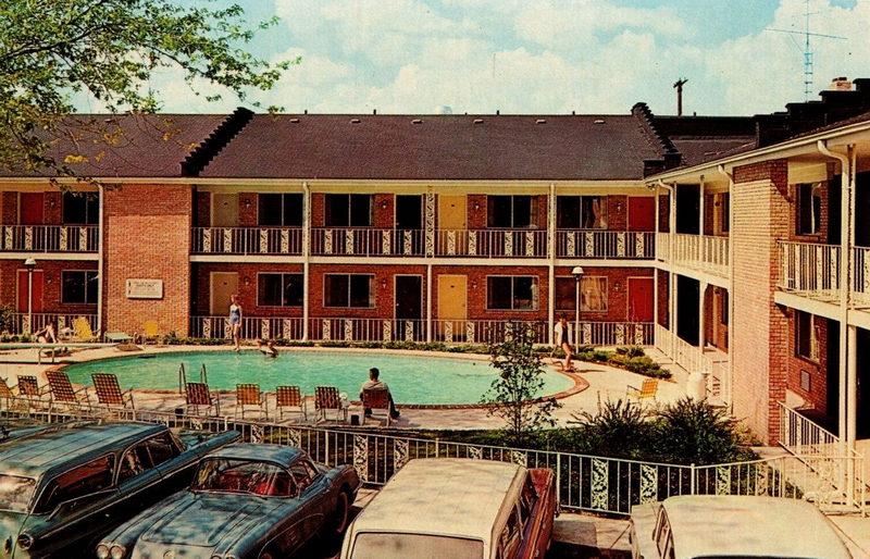 Poplars Motel (Clarion Pointe East, Inn America) - Vintage Postcard